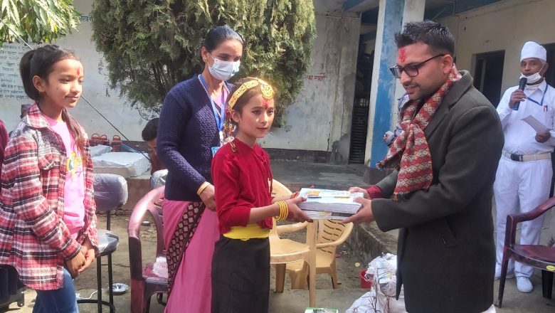 सरस्वती पूजामा विद्यार्थीलाई पुरस्कार वितरण