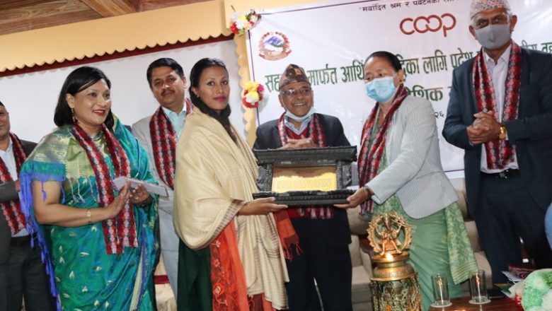 आदर्श सञ्चारकर्मी पन्तलाई केशव बडाल सहकारी पत्रकारिता पुरस्कार प्रदान