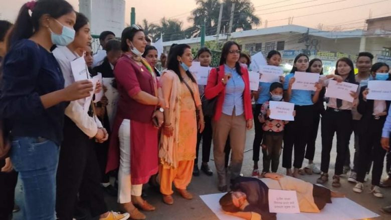 अपराधी पक्राउ गर्ने मांगसहित   र्विधार्थीहरूद्वारा सडक नाटक