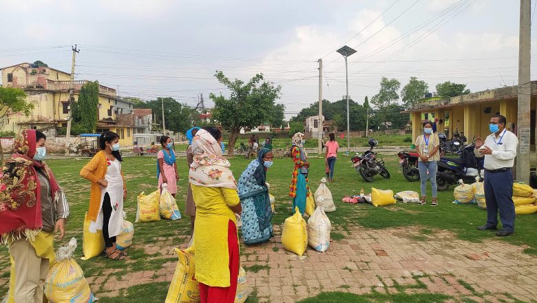समस्यामा परेकालाई राहत बितरण गर्दै माइती नेपाल