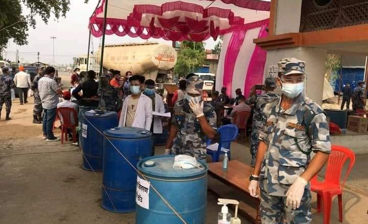डिआईजी प्रधानद्वारा जमुनहानाकामा स्वास्थ्य सामग्री वितरण