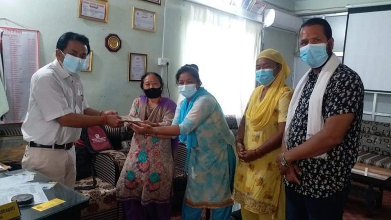 खजुरा गाउँपालिकालाई थापाद्वारा अस्सी हजार सहयाेग