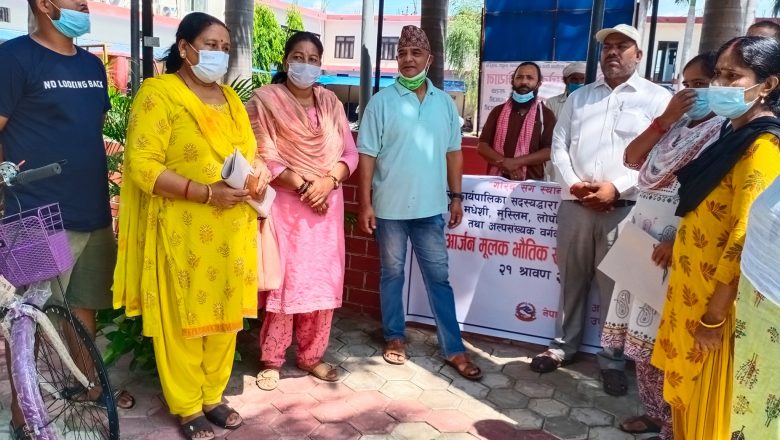 आय आर्जनमा सहयोग पु¥याउन महिलाहरुलाई सामग्री सहयोग