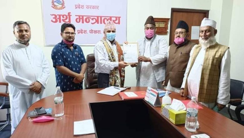 मदरसा बाेर्ड गठनको मांग गर्दै अर्थ मंत्रीलाई ज्ञापन पत्र