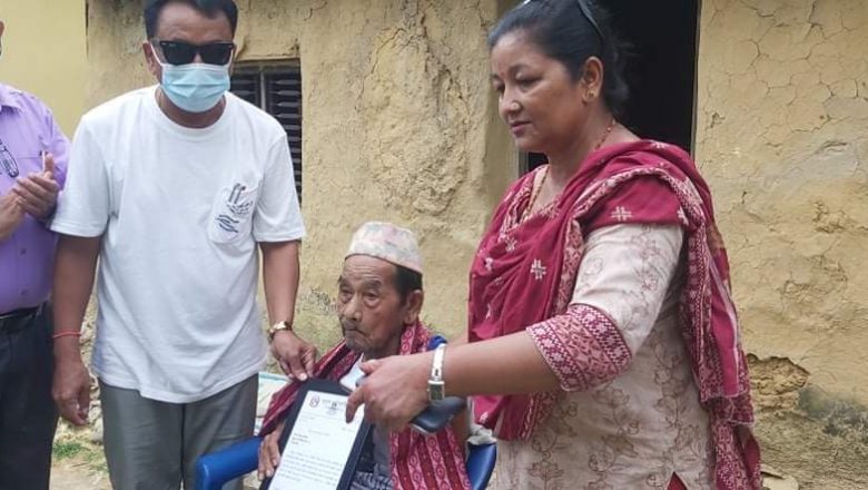खजुरा गा.पा.द्वारा अति विपन्न गुरूङलाई घर हस्तान्तरण