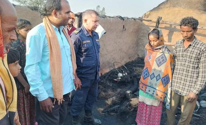 आगलागी पीडितलाई वडाध्यक्ष गुप्ताद्वारा तत्काल राहत उपलब्ध