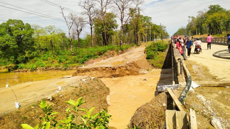 नवलपरासीमा बाढीले डाईभर्सन बगाउँदा राजमार्ग अवरुद्ध
