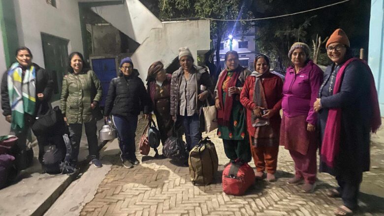 अनेमसंघद्धारा महिलालाई न्यानो कपडा वितरण गरिने