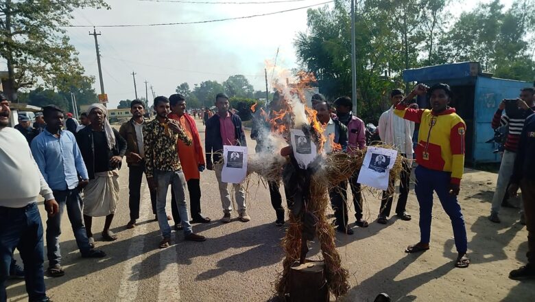 विश्व हिन्दु परिषद नरैनापुरद्वारा मन्त्री सुदन किरातीको पुतला दहन