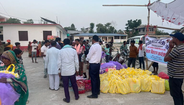 नेपाल-भारत मैत्री संघले जरलहवा बस्तीका १०५ अग्नीपीडित परिवारलाई दियो राहत