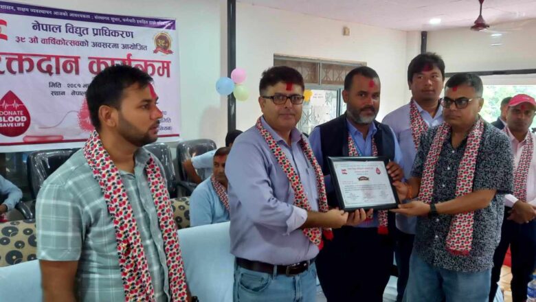 महिला पुरुष गरी १ सय ३२ जनाले गरे रक्तदान