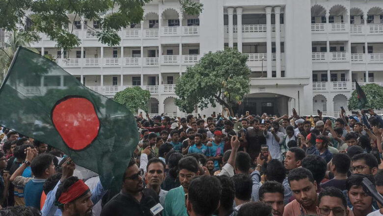 आन्दोलनकारीले सर्वोच्च अदालत घेरेपछि बंगलादेशका प्रधानन्यायाधीशले पनि दिए राजीनामा