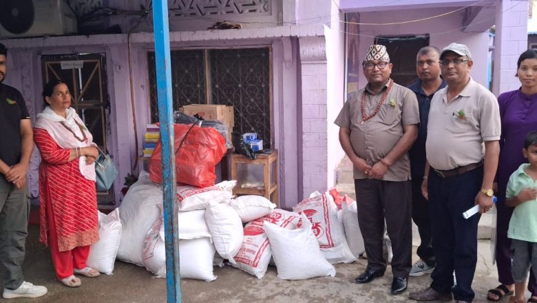 डुडुवाद्धारा नेपालगन्जका दुई सेवा आश्रमलाई खाद्यान्न र शैक्षिक सामाग्री सहयोग