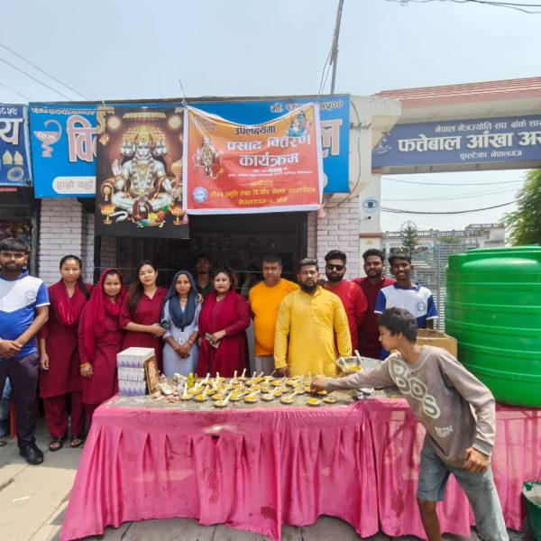 गौरव स्मृतिद्वारा प्रसाद वितरण (फोटोफिचर सहित)