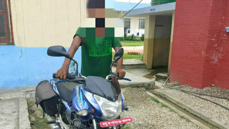 चाेरीकाे मोटरसाइकलसहित व्यक्ति पक्राउ