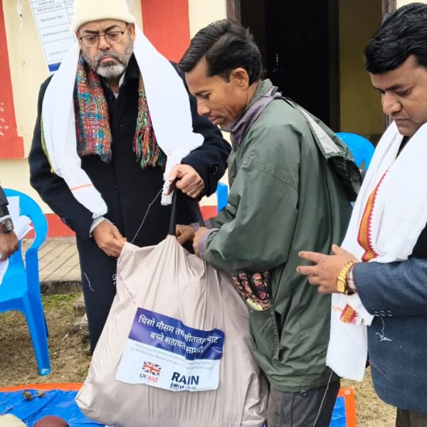 नरैनापुरमा भूमिहीन दलितहरूलाई न्यानो कपडा वितरण