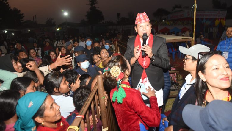 झ्याप्पै आइन मगरनी लर्को ओढेरमा दर्शक झुमाए बद्री पंगेनीले