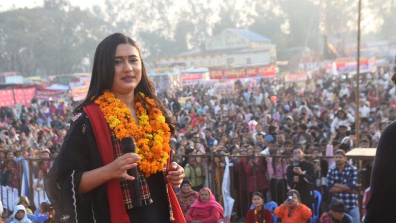 नेपालगन्ज महोत्सवमा चर्चित गायीका रचना रिमालले नचाए दर्शक