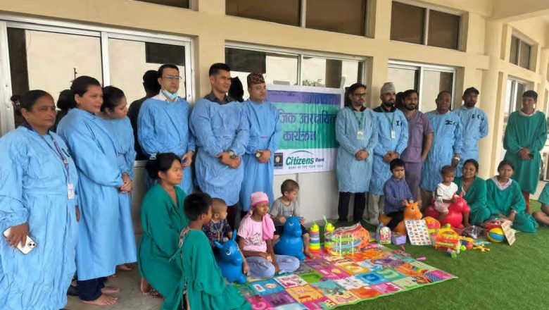 कृतिम खेल क्षेत्र निर्माणका लागी आवश्यक सामानहरु हस्तान्तरण