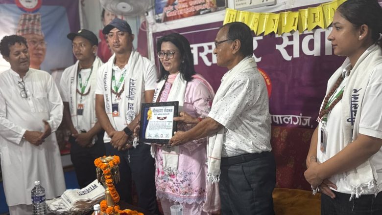 पेन्टिङ र खेल सामाग्री पाएपछि आश्रित बालबालिका दङ्ग